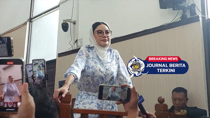 [VIDEO] Momen Nikita Mirzani! Bercanda Dengan Wartawan Di Pengadilan Negeri Jakarta Selatan