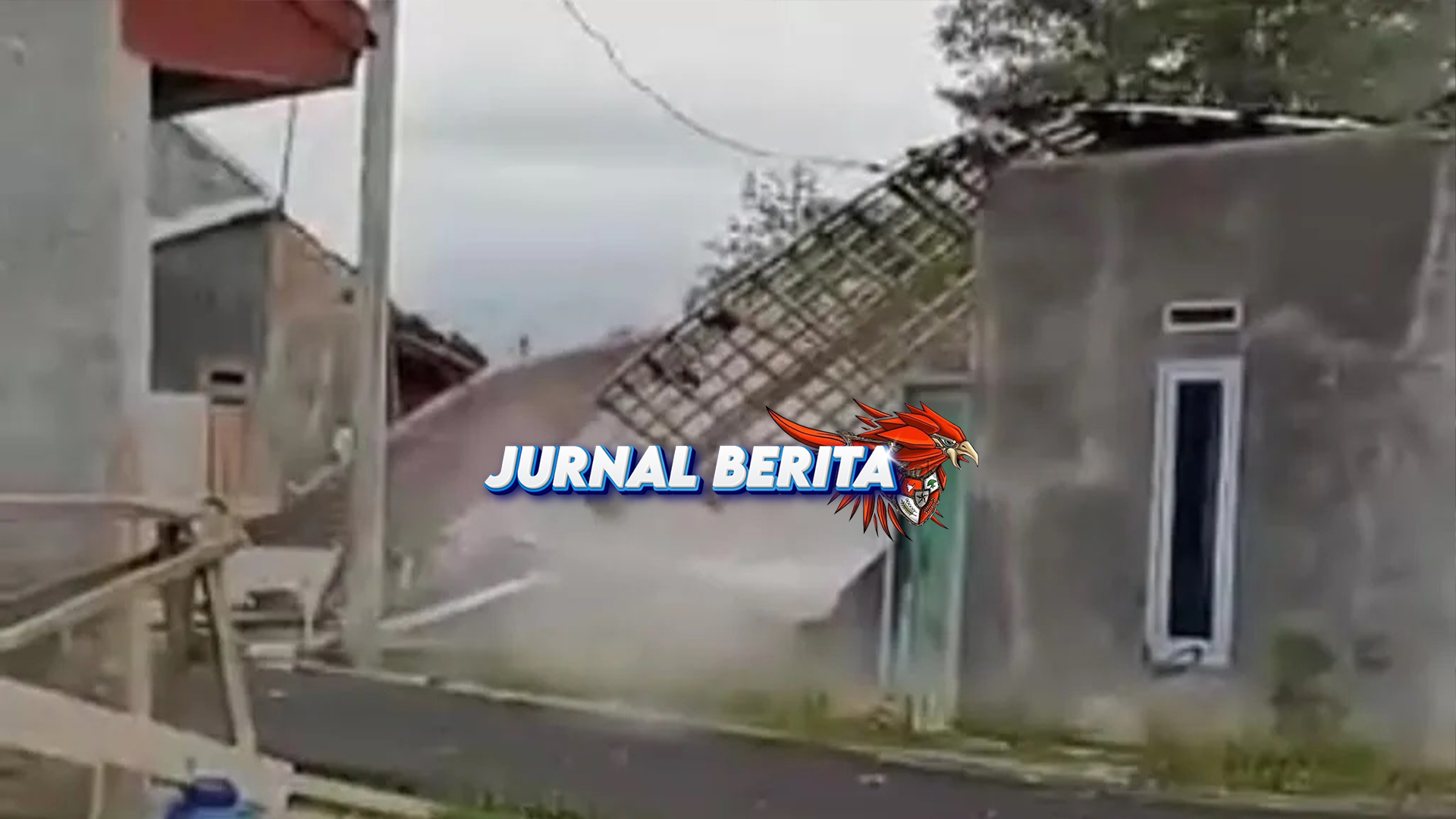 Video Viral!! Detik-Detik 4 Rumah Ambruk Karena Longsor