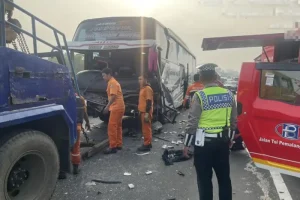 Honda BRV Adu Banteng dengan Bus di Tol Pemalang