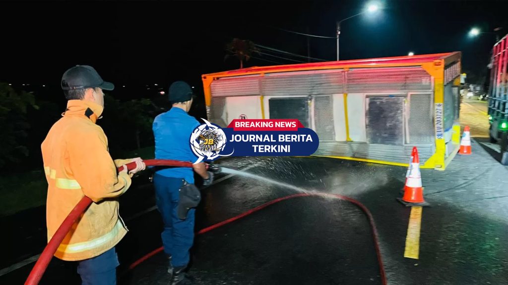 Video Detik-Detik Kecelakaan Grand Max vs Truk Tangki Gula Cair Hingga Terguling di Jalan Raya Ngawi-Karangjati Video Detik-Detik Kecelakaan Grand Max vs Truk Tangki Gula Cair Hingga Terguling di Jalan Raya Ngawi-Karangjati - Kecelakaan lalu lintas (lalin) terjadi di jalur padat Ngawi–Karangjati. Truk tangki bermuatan gula cair terguling usai bertabrakan dengan Daihatsu Grand Max pick up di KM 12-13, tepatnya di Desa Munggut, Kecamatan Padas, Selasa (20/5/2025) sekitar pukul 17.20 WIB. Menurut keterangan Kanit Gakkum Satlantas Polres Ngawi, Iptu Parsidi, kecelakaan berawal saat Grand Max bernopol AD 8128 AJ yang dikemudikan Adit (21), warga Bantul, melaju dari arah timur ke barat. Dari arah berlawanan, truk tangki bernopol N 8719 US yang dikemudikan Anto (23), warga Probolinggo, melaju menuju timur. “Diduga Grand Max hendak menyalip atau ngeblong, tapi karena jarak sudah terlalu dekat, terjadi tabrakan pada sisi depan kanan kedua kendaraan,” jelas Parsidi. Gula Cair Tumpah ke Jalan, Picu Kemacetan Benturan keras membuat truk tangki terguling dan menumpahkan muatan gula cair ke jalan. Cairan kental itu menutupi sebagian badan jalan, menimbulkan potensi kecelakaan lanjutan dan menghambat lalu lintas. Petugas kepolisian dibantu tim Damkar Ngawi segera diterjunkan untuk menyemprot dan membersihkan sisa tumpahan agar jalan kembali aman dilewati. “Kami semprot sisa cairan gula karena cukup lengket dan berisiko licin bagi pengendara,” ungkap petugas Damkar Ngawi di lokasi. Sopir Luka, Lalu Lintas Macet Satu Jam Tidak ada korban jiwa dalam kejadian ini. Namun, baik pengemudi Grand Max maupun truk tangki mengalami luka dan dilarikan ke RS Widodo, Ngawi. Akibat kejadian tersebut, arus lalu lintas di jalur utama Ngawi–Caruban macet selama lebih dari satu jam. “Kami imbau seluruh pengguna jalan lebih waspada, khususnya saat melintasi jalur padat dan menyalip kendaraan lain,” tegas Parsidi.