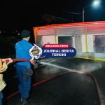Video Detik-Detik Kecelakaan Grand Max vs Truk Tangki Gula Cair Hingga Terguling di Jalan Raya Ngawi-Karangjati Video Detik-Detik Kecelakaan Grand Max vs Truk Tangki Gula Cair Hingga Terguling di Jalan Raya Ngawi-Karangjati - Kecelakaan lalu lintas (lalin) terjadi di jalur padat Ngawi–Karangjati. Truk tangki bermuatan gula cair terguling usai bertabrakan dengan Daihatsu Grand Max pick up di KM 12-13, tepatnya di Desa Munggut, Kecamatan Padas, Selasa (20/5/2025) sekitar pukul 17.20 WIB. Menurut keterangan Kanit Gakkum Satlantas Polres Ngawi, Iptu Parsidi, kecelakaan berawal saat Grand Max bernopol AD 8128 AJ yang dikemudikan Adit (21), warga Bantul, melaju dari arah timur ke barat. Dari arah berlawanan, truk tangki bernopol N 8719 US yang dikemudikan Anto (23), warga Probolinggo, melaju menuju timur. “Diduga Grand Max hendak menyalip atau ngeblong, tapi karena jarak sudah terlalu dekat, terjadi tabrakan pada sisi depan kanan kedua kendaraan,” jelas Parsidi. Gula Cair Tumpah ke Jalan, Picu Kemacetan Benturan keras membuat truk tangki terguling dan menumpahkan muatan gula cair ke jalan. Cairan kental itu menutupi sebagian badan jalan, menimbulkan potensi kecelakaan lanjutan dan menghambat lalu lintas. Petugas kepolisian dibantu tim Damkar Ngawi segera diterjunkan untuk menyemprot dan membersihkan sisa tumpahan agar jalan kembali aman dilewati. “Kami semprot sisa cairan gula karena cukup lengket dan berisiko licin bagi pengendara,” ungkap petugas Damkar Ngawi di lokasi. Sopir Luka, Lalu Lintas Macet Satu Jam Tidak ada korban jiwa dalam kejadian ini. Namun, baik pengemudi Grand Max maupun truk tangki mengalami luka dan dilarikan ke RS Widodo, Ngawi. Akibat kejadian tersebut, arus lalu lintas di jalur utama Ngawi–Caruban macet selama lebih dari satu jam. “Kami imbau seluruh pengguna jalan lebih waspada, khususnya saat melintasi jalur padat dan menyalip kendaraan lain,” tegas Parsidi.