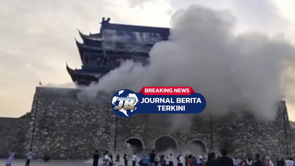 Video Detik-detik Atap Menara Genderang 650 Tahun di China Runtuh, Wisatawan Nyaris Tertimpa