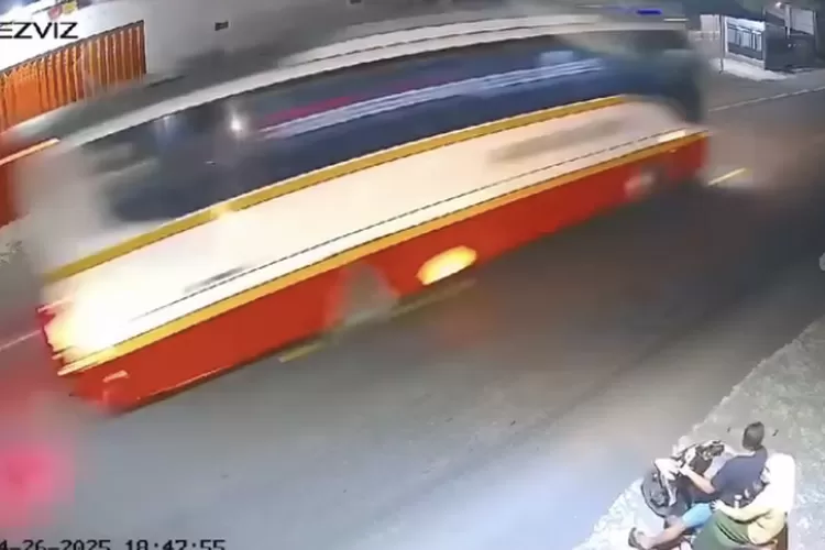 Video Detik-Detik Ban Bus Lepas Hantam Pengendara Motor di Kediri