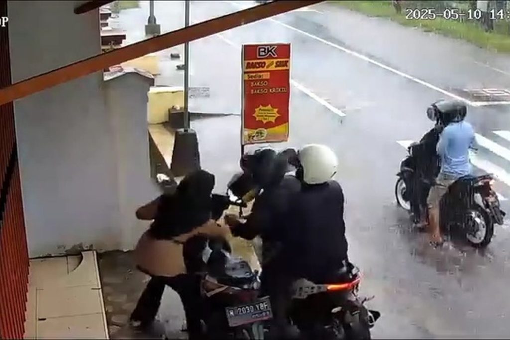Video Detik-Detik Berteduh di Warung, Siswi SMK di Lumajang Jadi Korban Begal, Sempat Rebut Motor