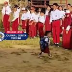 Video Momen Seorang Anak SD Telat dan Berlari Masuk ke Barisan Upacara