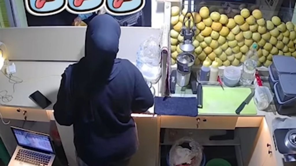 Video Penjual Minuman Dimarahi Pelanggan Karena Bilang 'Hati-Hati'