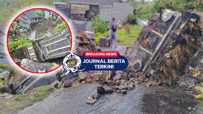 Video Hujan Deras Sebabkan Gapura Perbatasan Kecamatan Pupuan Tabanan Roboh Video Hujan Deras Sebabkan Gapura Perbatasan Kecamatan Pupuan Tabanan Roboh - Pada Hari Kamis tanggal 26 Juni 2025 pukul 06.00 wita, sebuah Gapura Perbatasan Kota Kecamatan Pupuan hingga menutup 1 Jalur Jalan Raya Pupuan - Singaraja Br. Pupuan, Ds. Pupuan, Kec. Pupuan, Kabupaten Tabanan, mengalami roboh. Awalnya pada saat kejadian, saksi yang kebetulan rumahnya berada disebelah Gapura Perbatasan Kota Kecamatan Pupuan tersebut mendengar suara gemuruh yang bersumber didekat rumahnya. Setelah itu saksi keluar untuk memastikan suara tersebut ternyata Gapura Perbatasan Kota Kecamatan Pupuan tersebut yang roboh dan sudah menutup setengah dari jalan raya jurusan Pupuan-Singaraja. Setelah itu saksi membuat video di TKP dan mengirimkannya ke Saudaranya yang bekerja di Kantor Kecamatan Pupuan dan diteruskan ke Polsek Pupuan. Setelah itu Semua Warga yang berada di dekat tkp, petugas Kecamatan, Bhabinkamtibmas Desa Pupuan, Babinsa Pupuan dan Petugas PU langsung menuju TKP untuk melakukan gotong royong. Beruntung tidak ada korban jiwa dalam kejadian tersebut, namun akibat kejadian tersebut kerugian diperkirakan mencapai Rp.94.500.000 (Sembilan Puluh empat Juta Lima Ratus Ribu Rupiah).