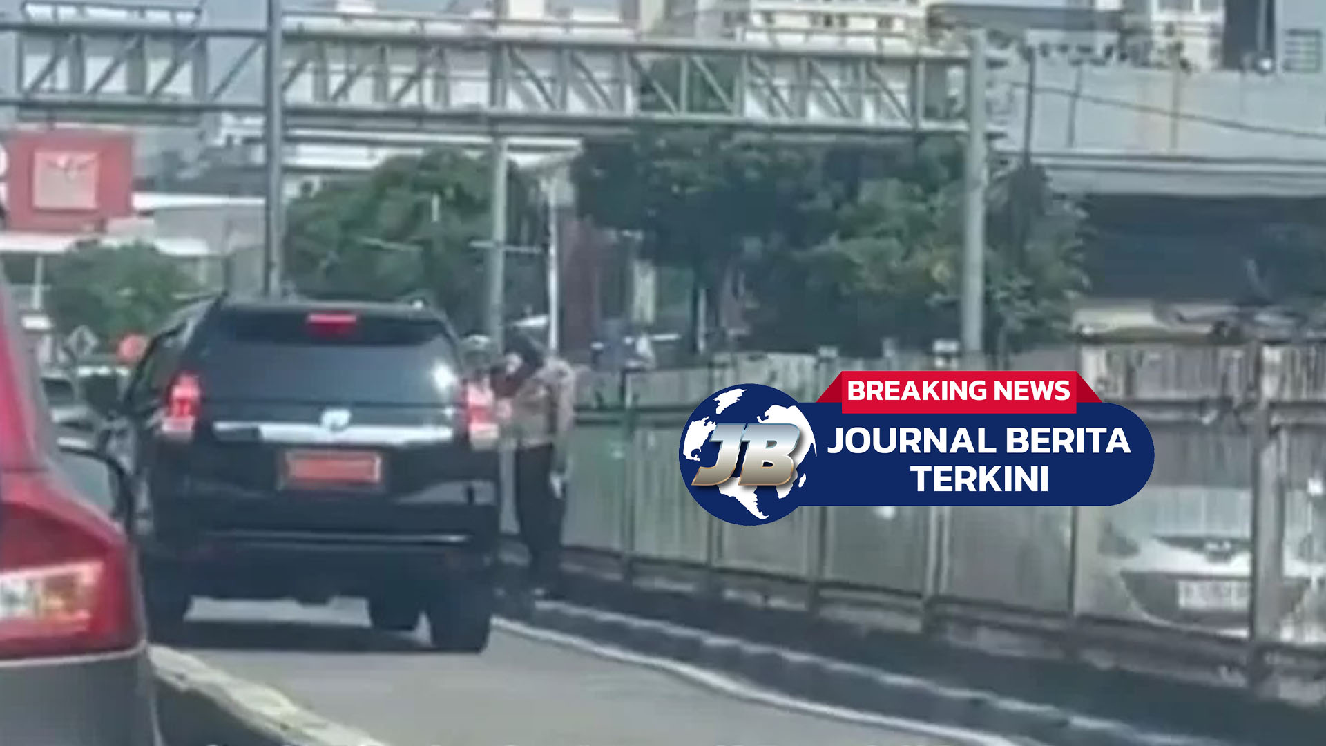 Mobil Berpelat Merah Masuk Jalur Transjakarta Polisi Malah Beri Hormat