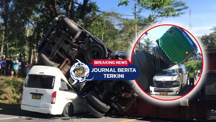Tak Kuat Menanjak!! Video Truk Tronton Terguling Timpa Mini Bus di Boyolali