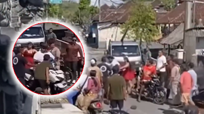 Tak Terima Diklakson! Video Turis Asal India Tendang Mobil Berujung Diamuk Massa