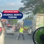 [VIDEO] Aksi Heroik! Tukang Parkir Lari-lari Demi Bantu Buka Jalan Ambulans yang Terjebak Macet!