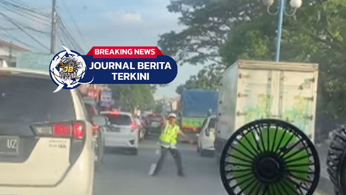 [VIDEO] Aksi Heroik! Tukang Parkir Lari-lari Demi Bantu Buka Jalan Ambulans yang Terjebak Macet!