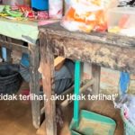 [VIDEO] Bikin Ngakak! Ibu Ini Ngumpet di Kolong Meja saat Ditagih Utang