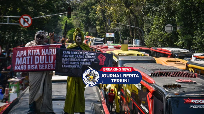 [VIDEO] Geruduk Gedung Sate, Pengusaha Bus Pariwisata Tuntut Gubernur Jabar Cabut Larangan Study Tour