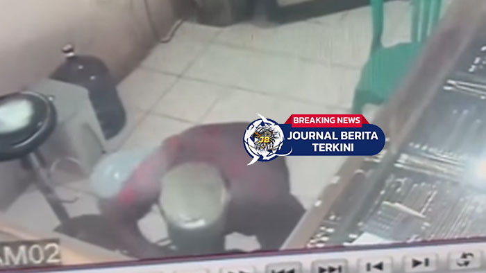 [VIDEO] Maling! Seorang Penjual Sate Keliling Terekam CCTV Curi Emas di Cianjur