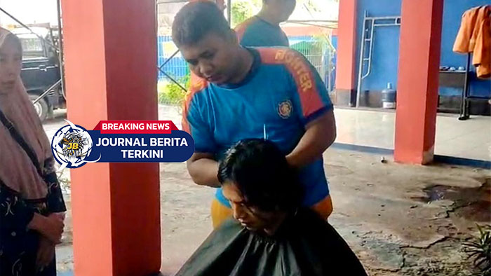 [VIDEO] Momen Unik di Pos Damkar Kalirungkut, Warga Bukan Minta Bantu Padamkan Api, Melainkan Potong Rambut
