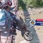 [VIDEO] Motor Tersangkut di Jembatan Rusak Desa Pasirgombong, Warga Khawatir Keselamatan