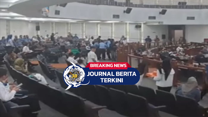 [VIDEO] Suasana Ricuh Warnai Rapat Paripurna DPRD Sumut, Diduga Imbas Protes PHK Sepihak di Perusahaan Sawit!