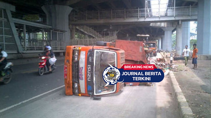 [VIDEO] Truk Sampah Terguling di Jalan Ahmad Yani, Menyebabkan Lalu Lintas Menjadi Tersendat