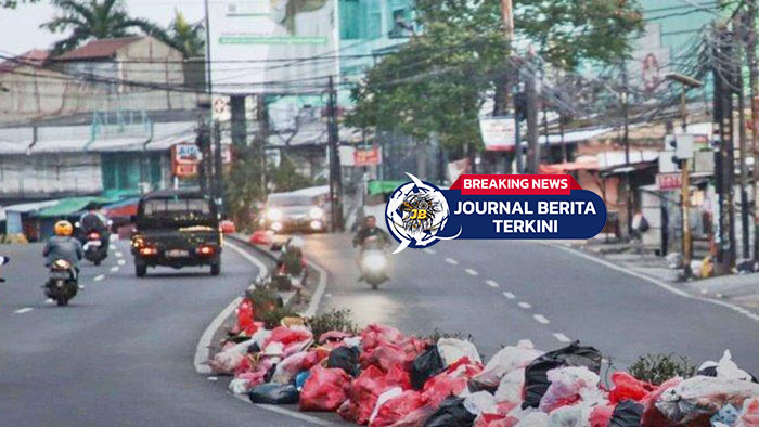 [VIDEO] Warga Buang Sampah di Tengah Jalan, Disusun Jadi Pembatas Lalu Lintas