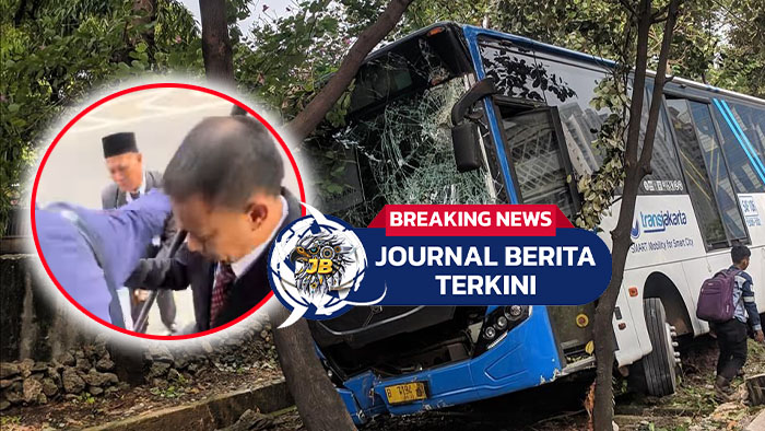 Video Bus TransJakarta Tabrak Separator, Bagian Bus Berserakan dan Sopir Syok Usai Kecelakaan!
