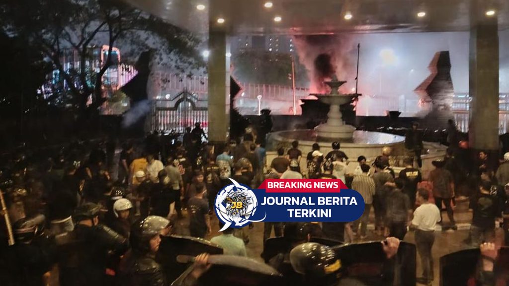 [VIDEO] Demo di Polda Metro Ricuh, Batu Beterbangan-Petasan Meletus