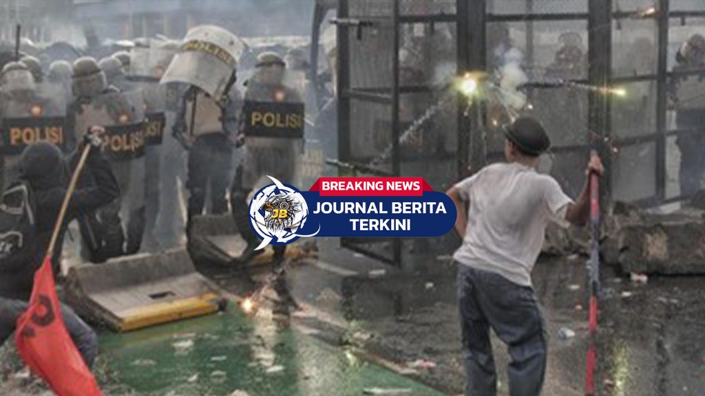 [VIDEO] Massa Aksi DPR Masuk Menara BNI Pejompongan, Hindari Gas Air Mata