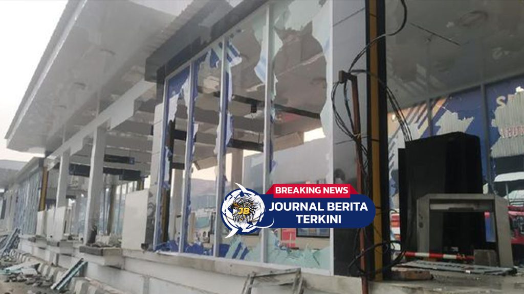 [VIDEO] Massa Bakar Halte Transjakarta Senen Sentral dan Jarah Pertokoan di Sekitarnya