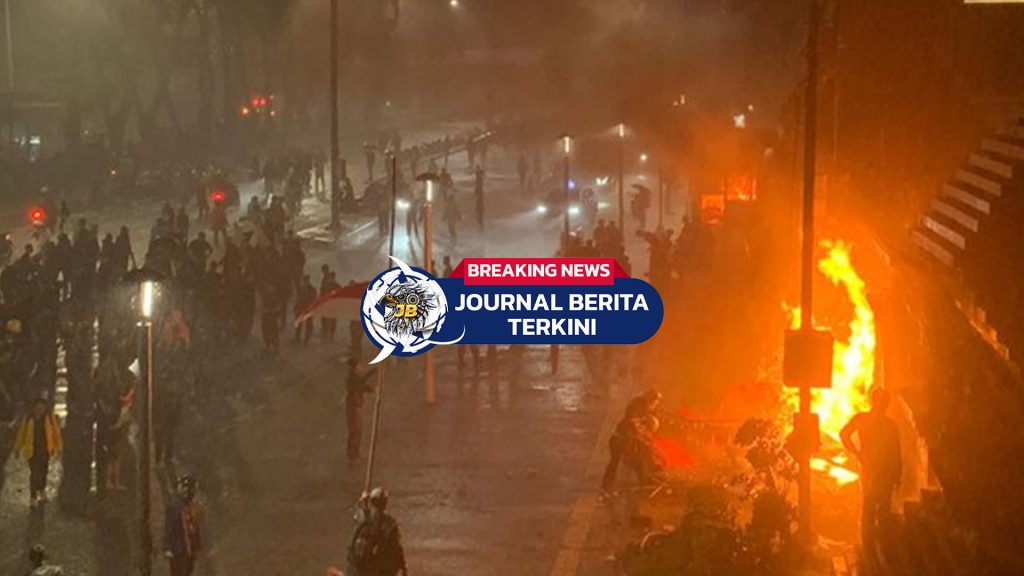 [VIDEO] Pos Polisi Kalibata Hangus Dibakar, Lampu Lalu Lintas Pun Rusak & Seorang Pendemo Di Tembak