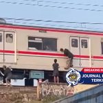 [VIDEO] Aksi Nekat Bocah Silver Bergelantungan di KRL saat Menunggu Sinyal Masuk Stasiun Bekasi Timur