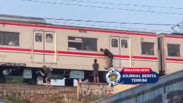 [VIDEO] Aksi Nekat Bocah Silver Bergelantungan di KRL saat Menunggu Sinyal Masuk Stasiun Bekasi Timur