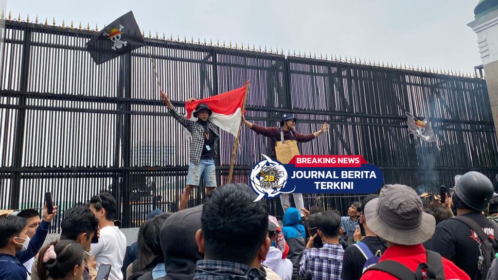 [VIDEO] Demo 25 Agustus di DPR, Massa Kibarkan Bendera One Piece dan Lempar Botol Air