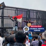 [VIDEO] Demo 25 Agustus di DPR, Massa Kibarkan Bendera One Piece dan Lempar Botol Air