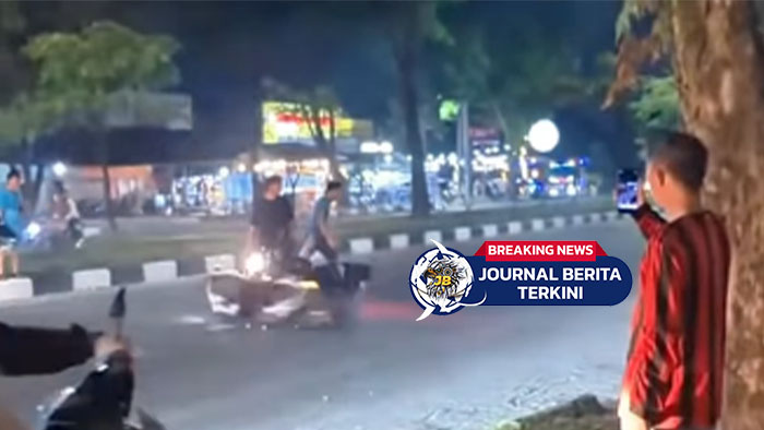 [VIDEO] Detik-Detik Kecelakaan Dua Motor Saling Nempel Dan Berputar, Warga Bingung Melepasnya