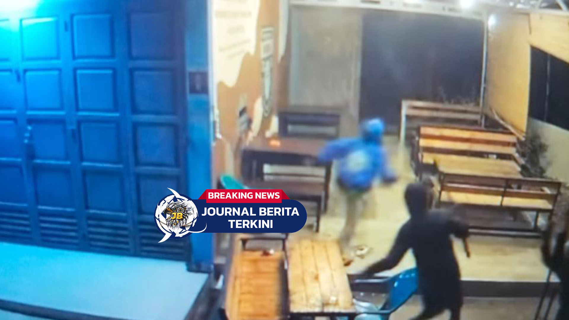 [VIDEO] Detik-Detik Sekelompok Pemuda Bersajam Serang Kafe di Kuala Tanjung