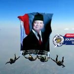 [VIDEO] Detik-detik Foto Raksasa Prabowo Berkibar di Langit Batujajar