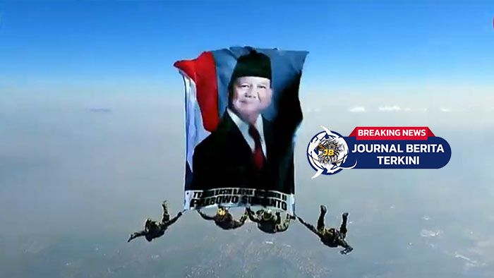 [VIDEO] Detik-detik Foto Raksasa Prabowo Berkibar di Langit Batujajar