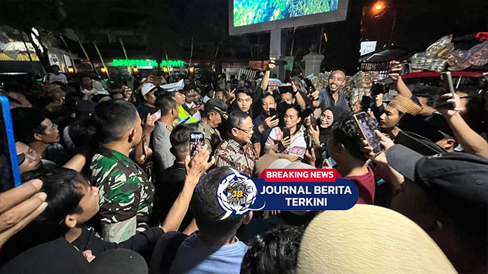 [VIDEO] Huuu, huuu, Lengserkan! Bupati Sudewo Disoraki Saat Temui Warga di Posko Masyarakat Pati Bersatu