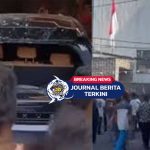 [VIDEO] Jarah Rumah Sahroni, Massa Rusak Mobil Lexus Hitam