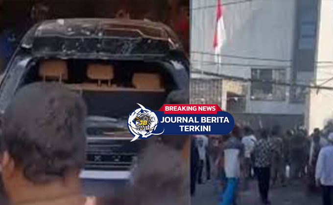 [VIDEO] Jarah Rumah Sahroni, Massa Rusak Mobil Lexus Hitam