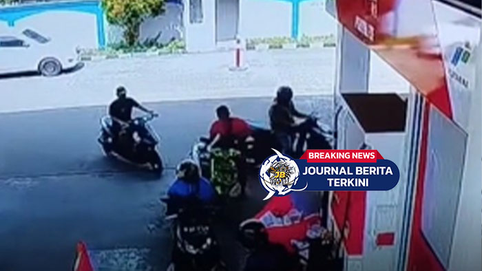 [VIDEO] Kaget! Pemotor Terjatuh Saat Isi BBM di SPBU, Gas Diduga Nyangkut