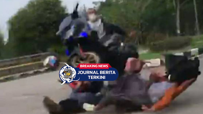 [VIDEO] Kebanyakan Gaya! Motor Remaja Ini 'Standing' dan Tabrak Pengendara Lain
