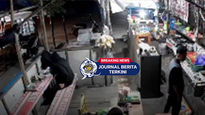 [VIDEO] Momen Seorang Pria Terekam CCTV Ambil HP Penjaga Warung Yang Terlelap