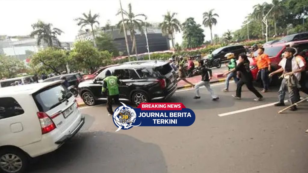[VIDEO] Nekat Terobos Demo! Diduga Mobil Pejabat Rusak Diserang Massa Aksi Bubarkan DPR RI
