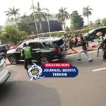 [VIDEO] Nekat Terobos Demo! Diduga Mobil Pejabat Rusak Diserang Massa Aksi Bubarkan DPR RI