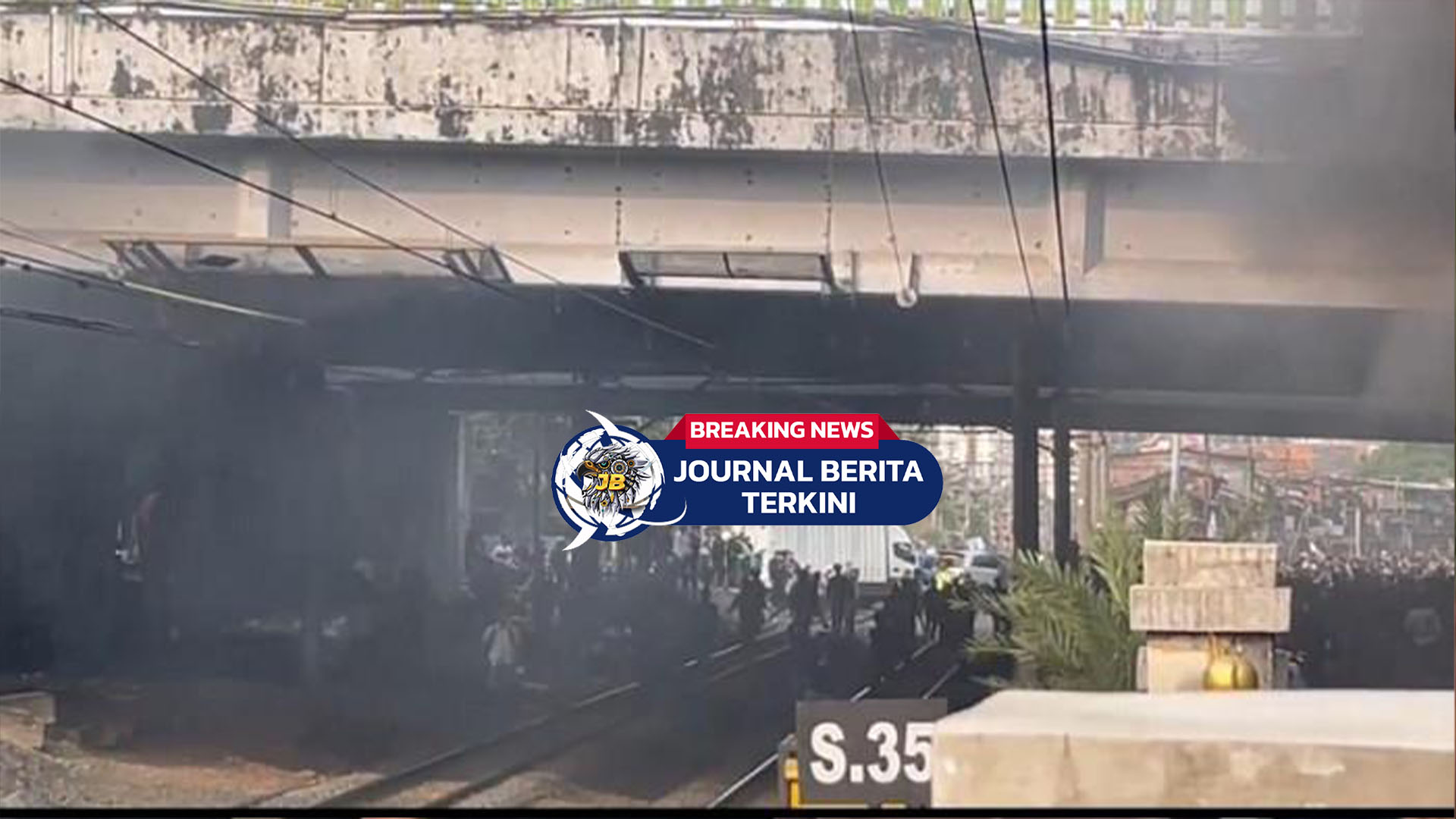 [VIDEO] Pecah! Massa Lempar Bom Molotov, Polisi Balas Gas Air Mata