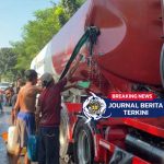 [VIDEO] Truk Tangki BBM Tabrakan dengan Fuso di Lumajang, Warga Berebut Tumpahan Solar