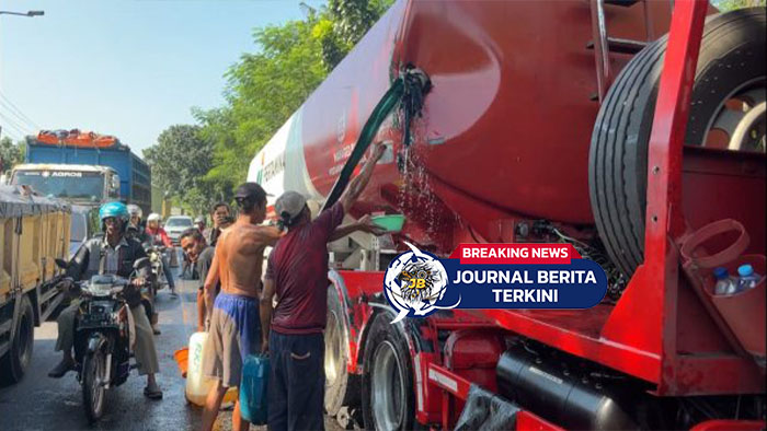 [VIDEO] Truk Tangki BBM Tabrakan dengan Fuso di Lumajang, Warga Berebut Tumpahan Solar