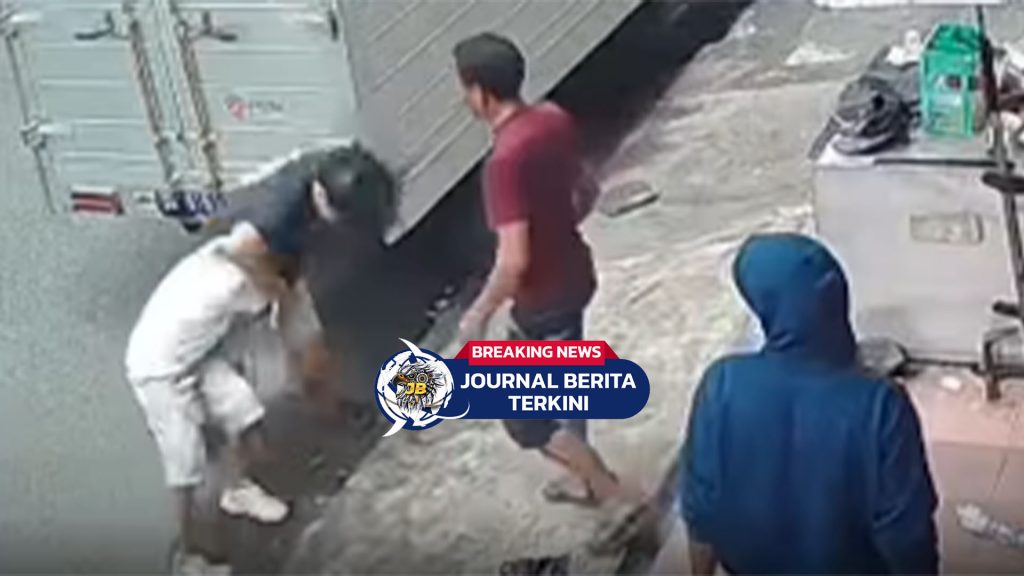 [VIDEO] Viral! Duel Seorang Pria VS Pria Bersajam Diduga Gegara Tak Terima Ditegur!