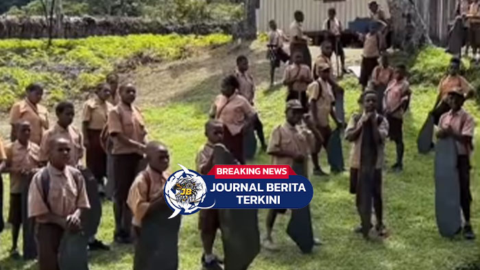 [VIDEO] Viral! Murid di Papua Bawa Batu untuk Bangun Kamar Mandi Guru agar Tak Pulang ke Kota